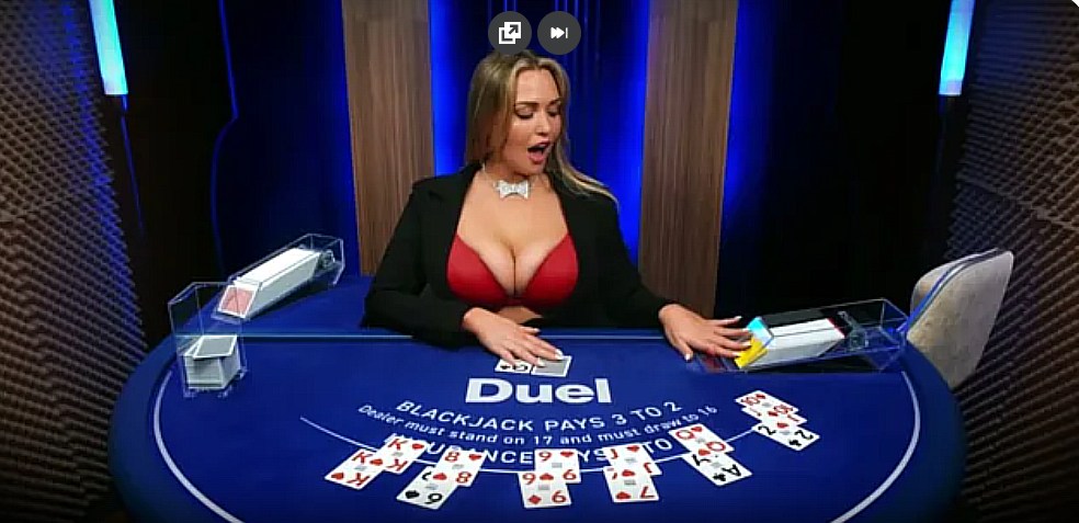 Duel Casino लाइव ब्लैकजैक टेबल पर डीलर सीट पर Mia Malkova
